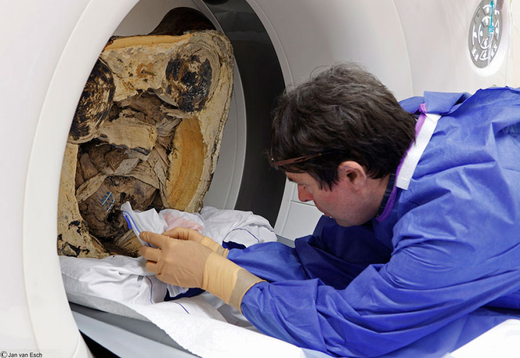 Escâner revela uma múmia de 1000 anos dentro de uma antiga estátua budista 04