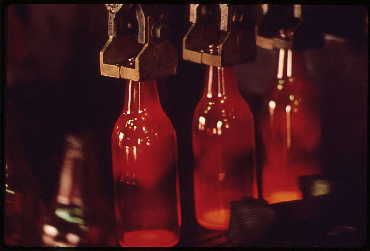 Como as garrafas de vidro para refrigerante são feitas em uma linha de montagem