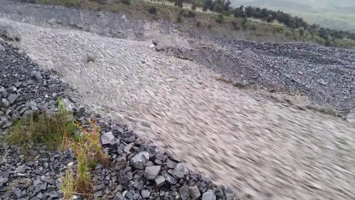 O ciclone que criou um rio barulhento feito de rochas na Nova Zelndia