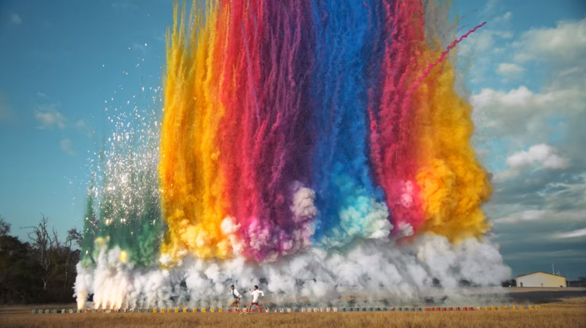 Um incrível vídeo em câmera lenta de fogos de artifício diurnos explodindo