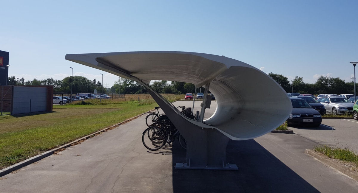 Hélices de turbina eólica descartadas são recicladas em elegantes abrigos para bicicletas na Dinamarca