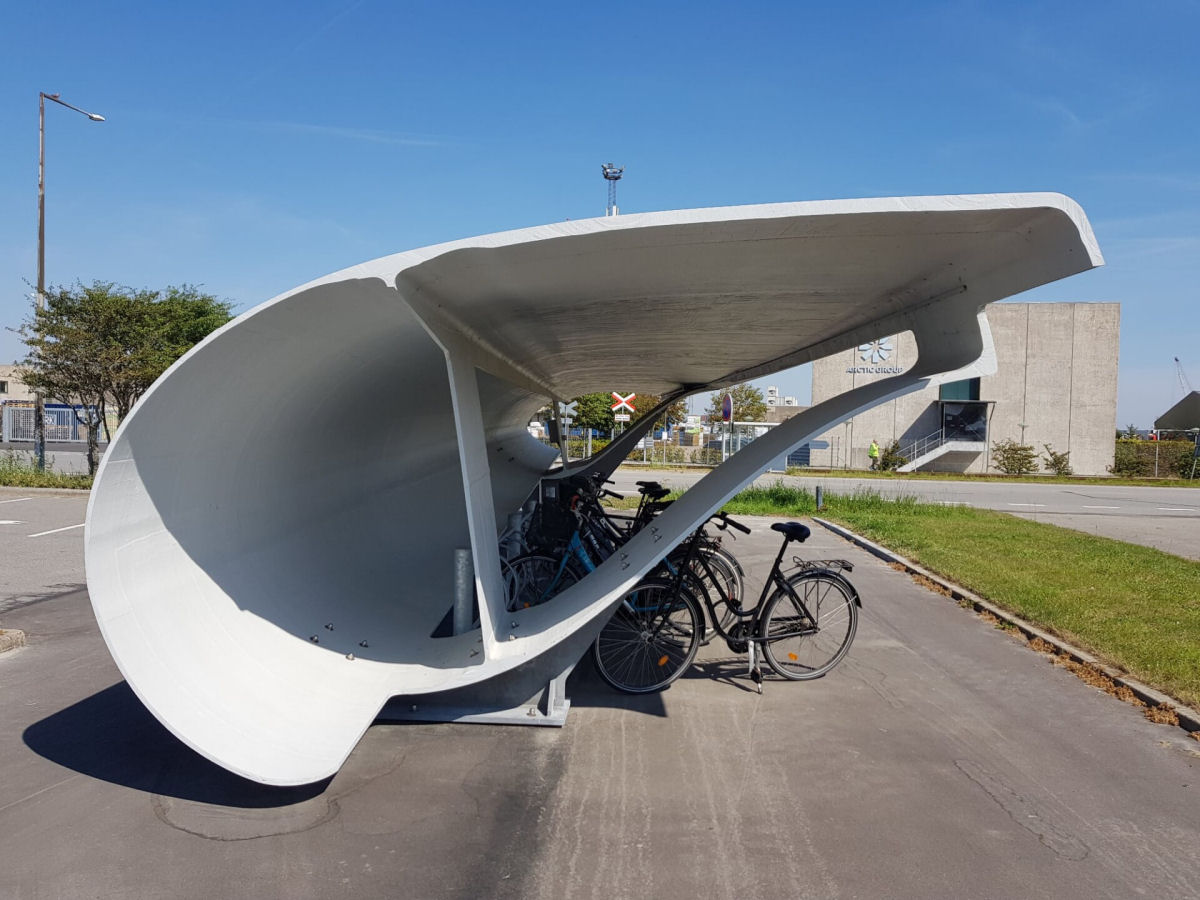Hélices de turbina eólica descartadas são recicladas em elegantes abrigos para bicicletas na Dinamarca