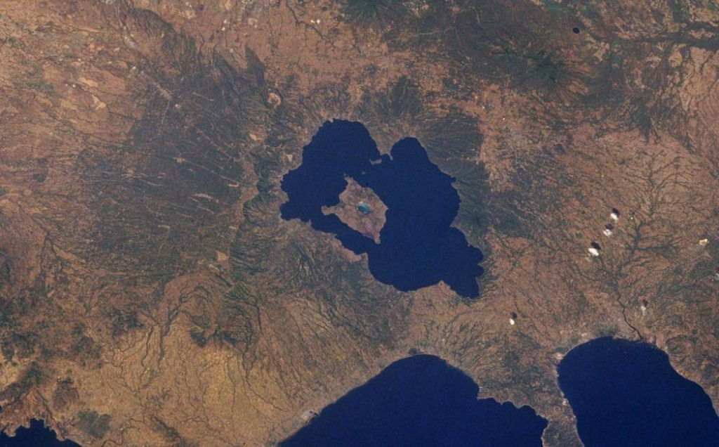 A ilha dentro de um lago em uma ilha denro de um lago em uma ilha 01