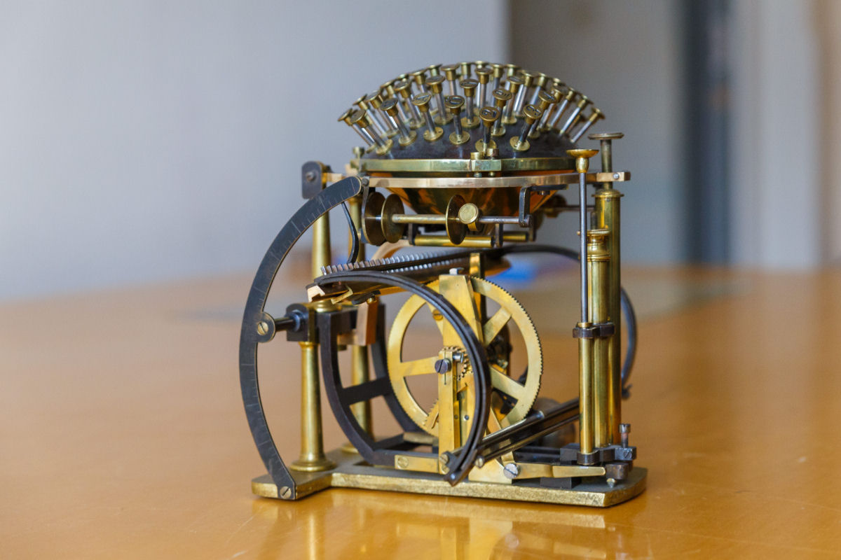 A curiosa máquina de escrever de Friedrich Nietzsche era em forma de bola