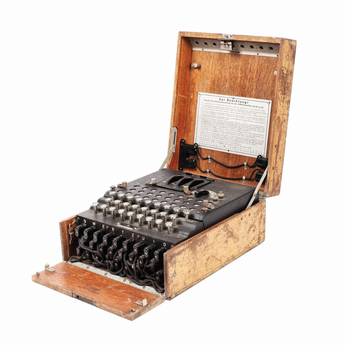 Encontrou uma das míticas máquinas Enigma em uma feira, comprou por 100 dólares, e leiloou por 50.000 01