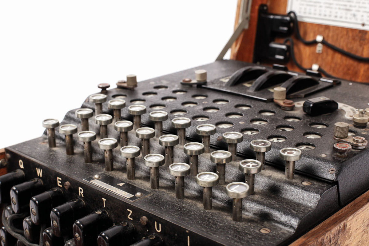Encontrou uma das míticas máquinas Enigma em uma feira, comprou por 100 dólares, e leiloou por 50.000 02