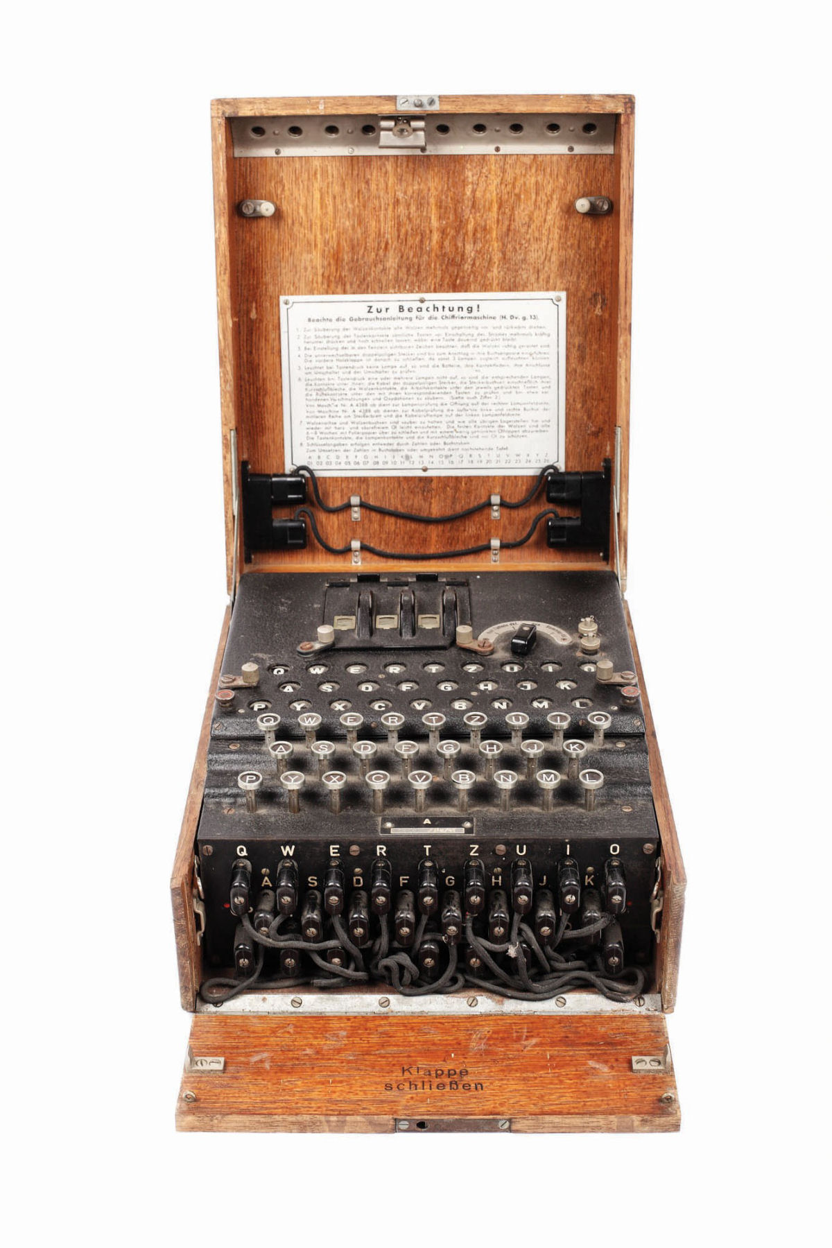 Encontrou uma das míticas máquinas Enigma em uma feira, comprou por 100 dólares, e leiloou por 50.000 05
