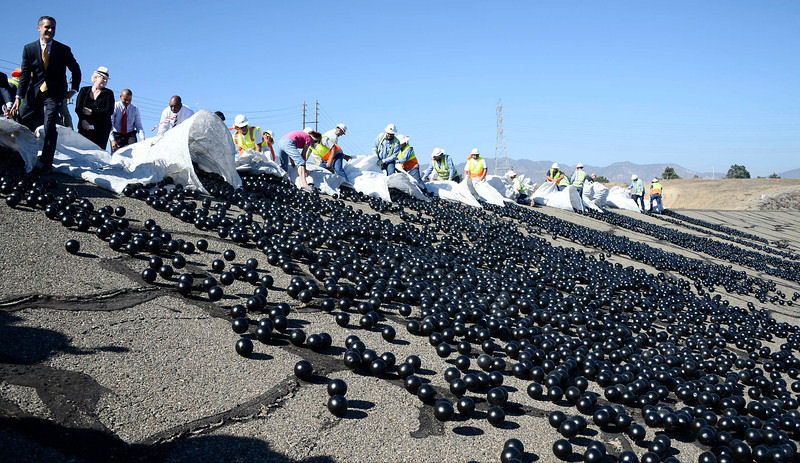 Reservatrio de Los Angeles  coberto com 96 milhes de bolas de plstico para combater a evaporao 01
