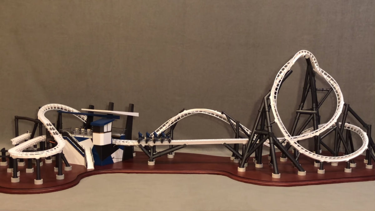 Foram necessárias 900 horas para desenhar e imprimir em 3D esta montanha russa em miniatura