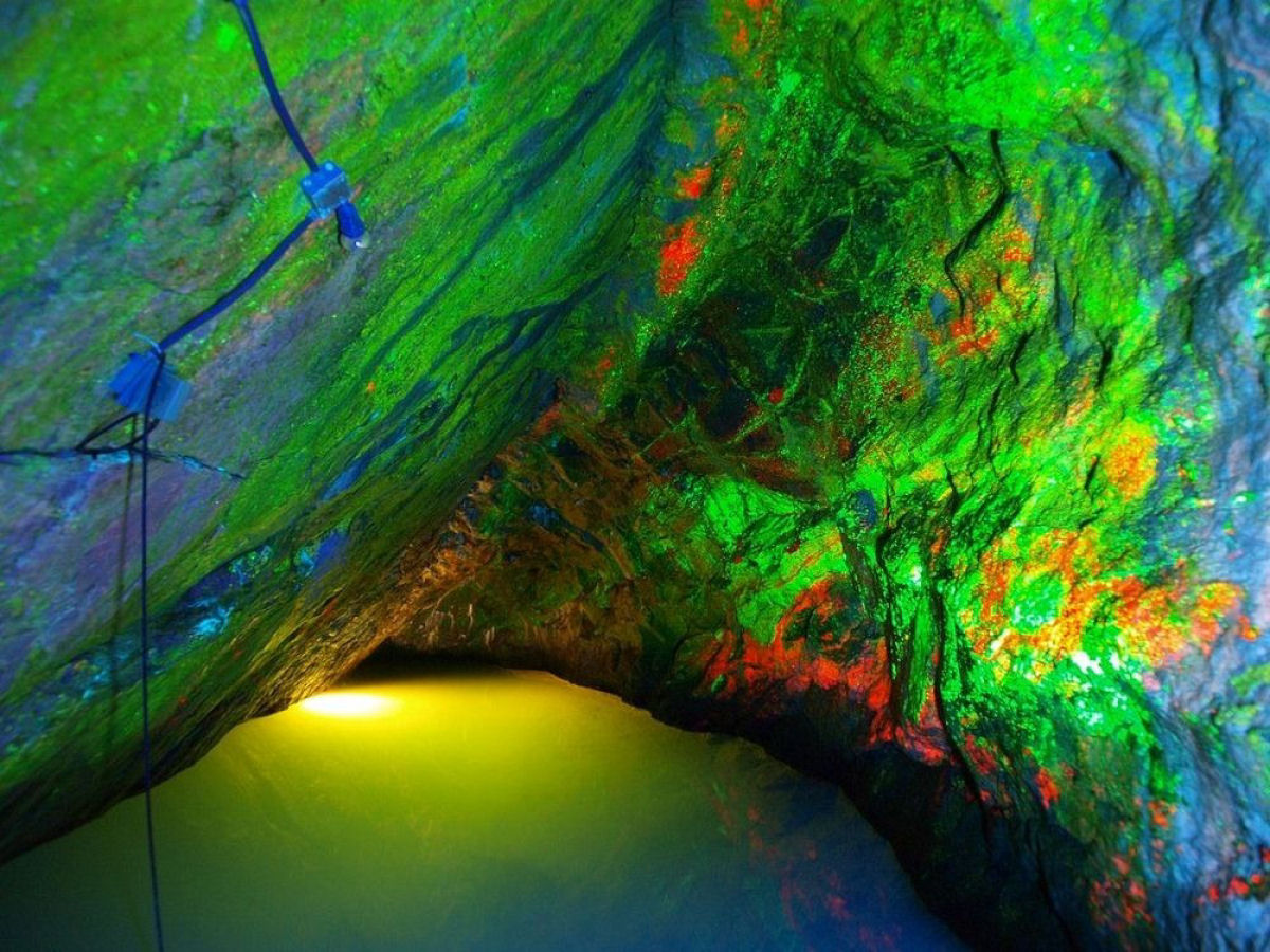 As rochas fluorescentes do Museu da Minerao de Sterling Hill 04