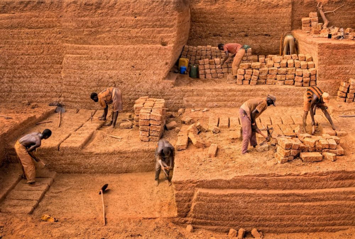 A pedreira de tijolos de Karaba em Burkina Faso 02