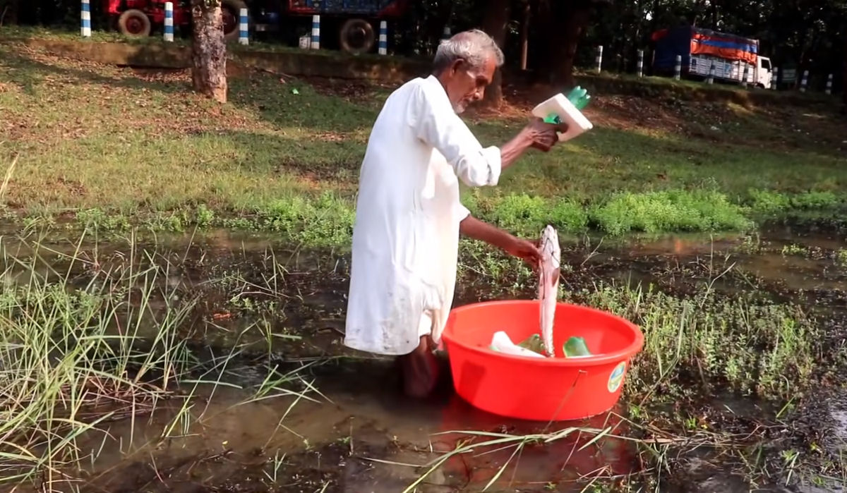 Senhorzinho indiano demonstra método alternativo para pescadores impacientes