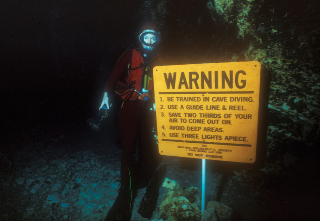 Espeleo-mergulho, a explorao de estreitas cavidades submersas