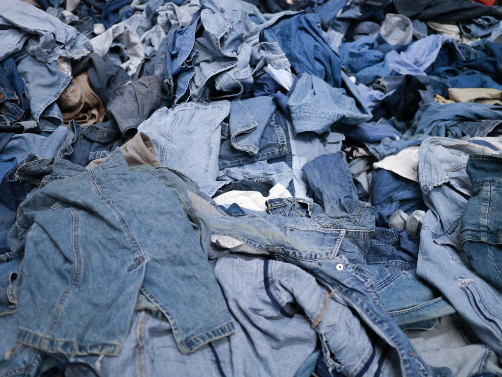 O mundo compra 1 bilhão de jeans por ano. É possível reciclá-los?
