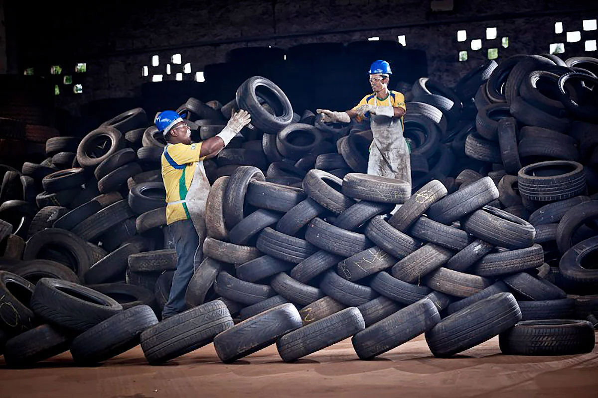 A soluo de um empreendedoar nigeriana para milhes de pneus velhos