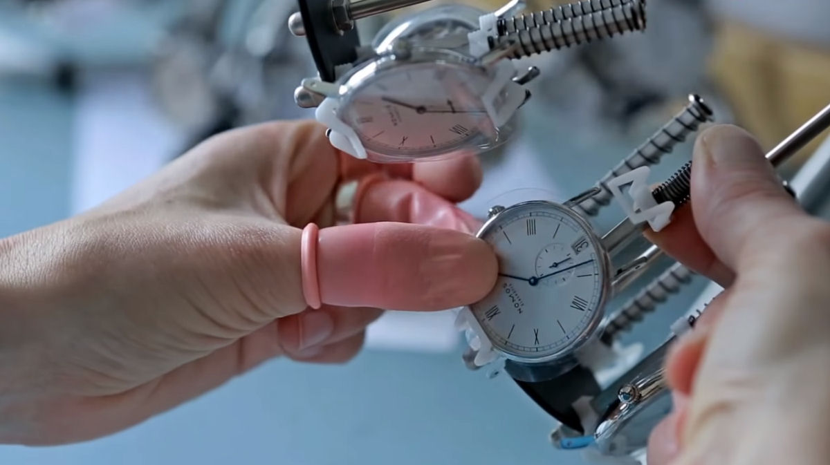 Hipnotizante vídeo mostra a criação artesanal de um relógio
