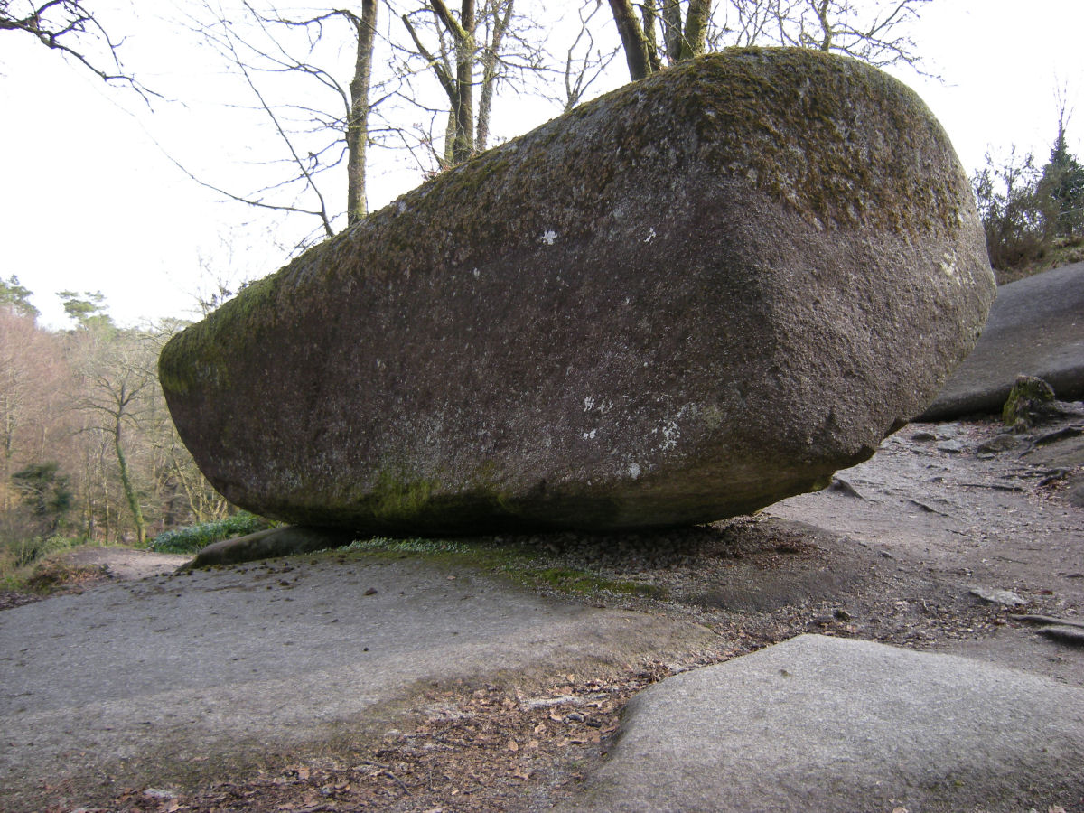 Parque francês tem uma rocha de 137 toneladas que qualquer um pode mover