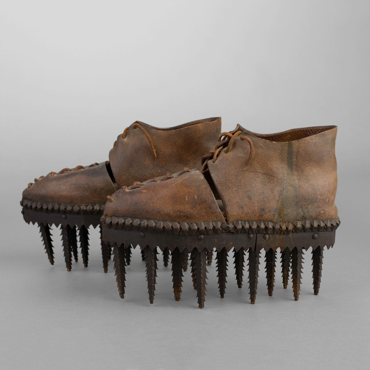 Curioso par de sapatos franceses chamado 'Soles' do final do século 19 02