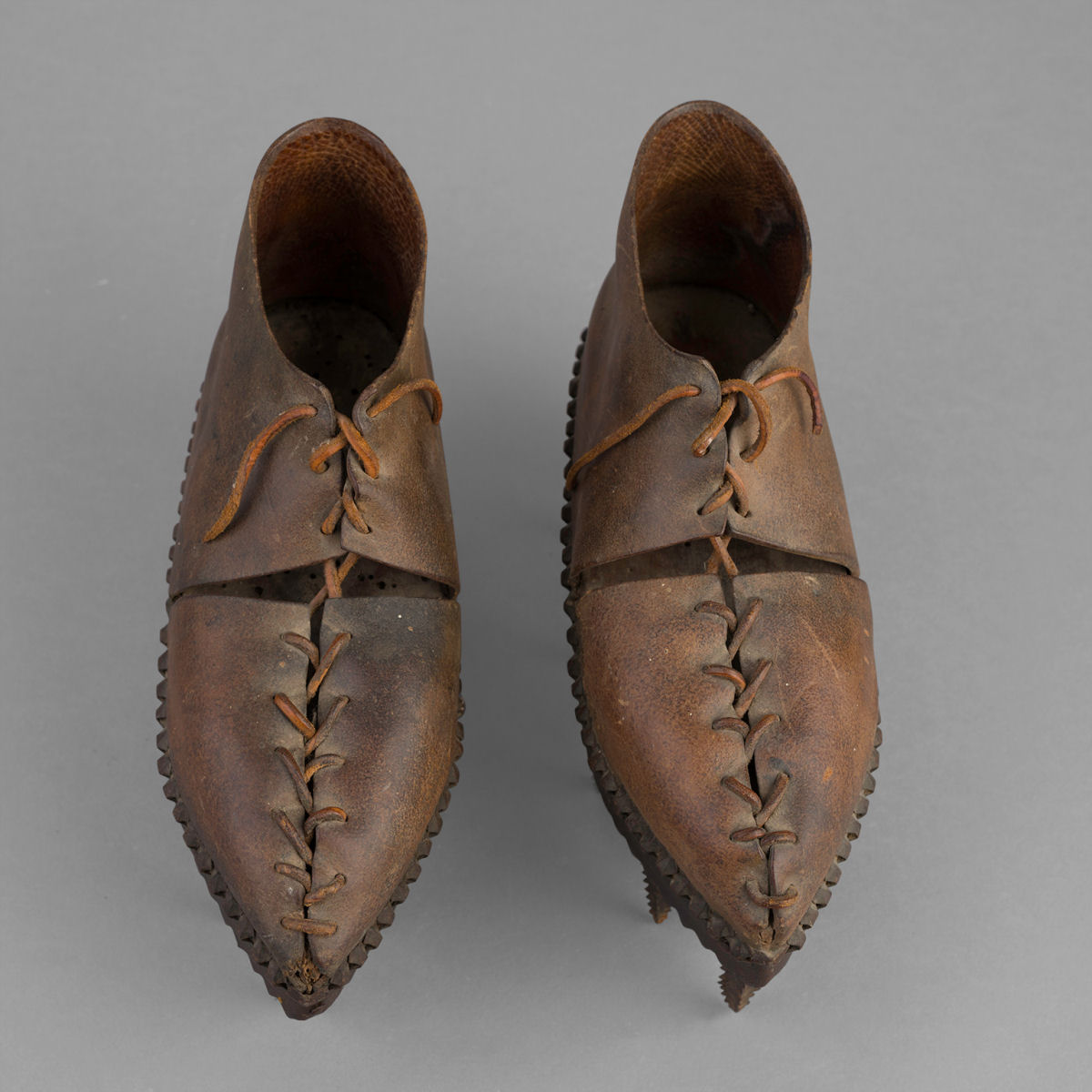 Curioso par de sapatos franceses chamado 'Soles' do final do século 19 03