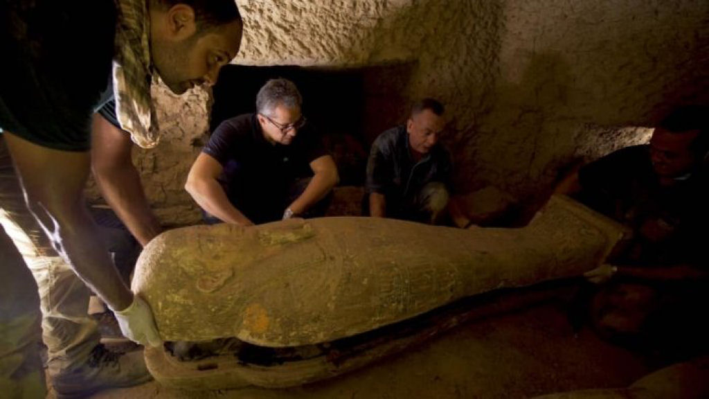 Arqueólogos descobrem no Egito 13 sarcófagos de 2500 anos de antiguidade completamente selados