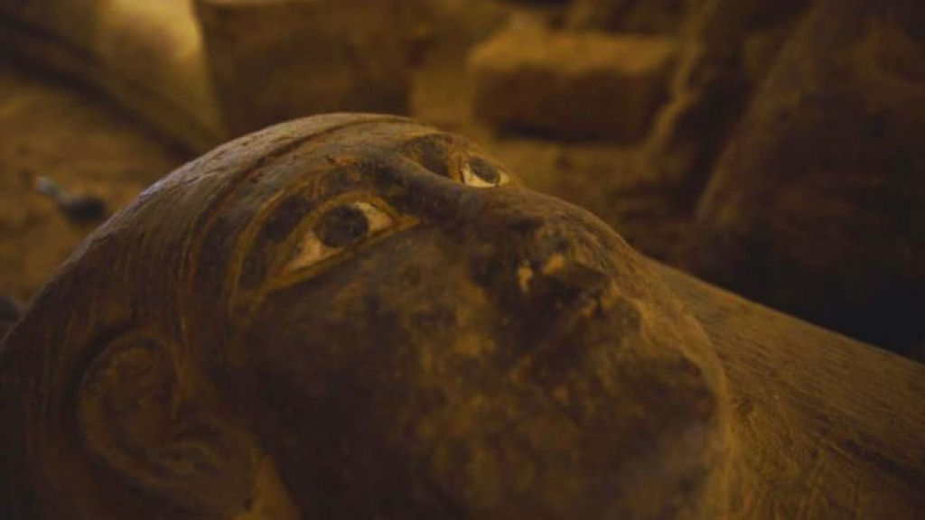 Arqueólogos descobrem no Egito 13 sarcófagos de 2500 anos de antiguidade completamente selados