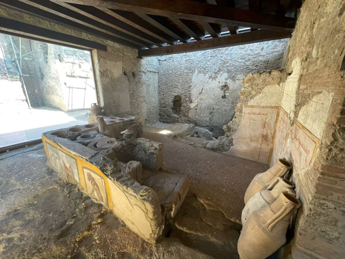 Lanchonete de 2000 anos com afrescos elaborados é aberta ao público em Pompeia 05