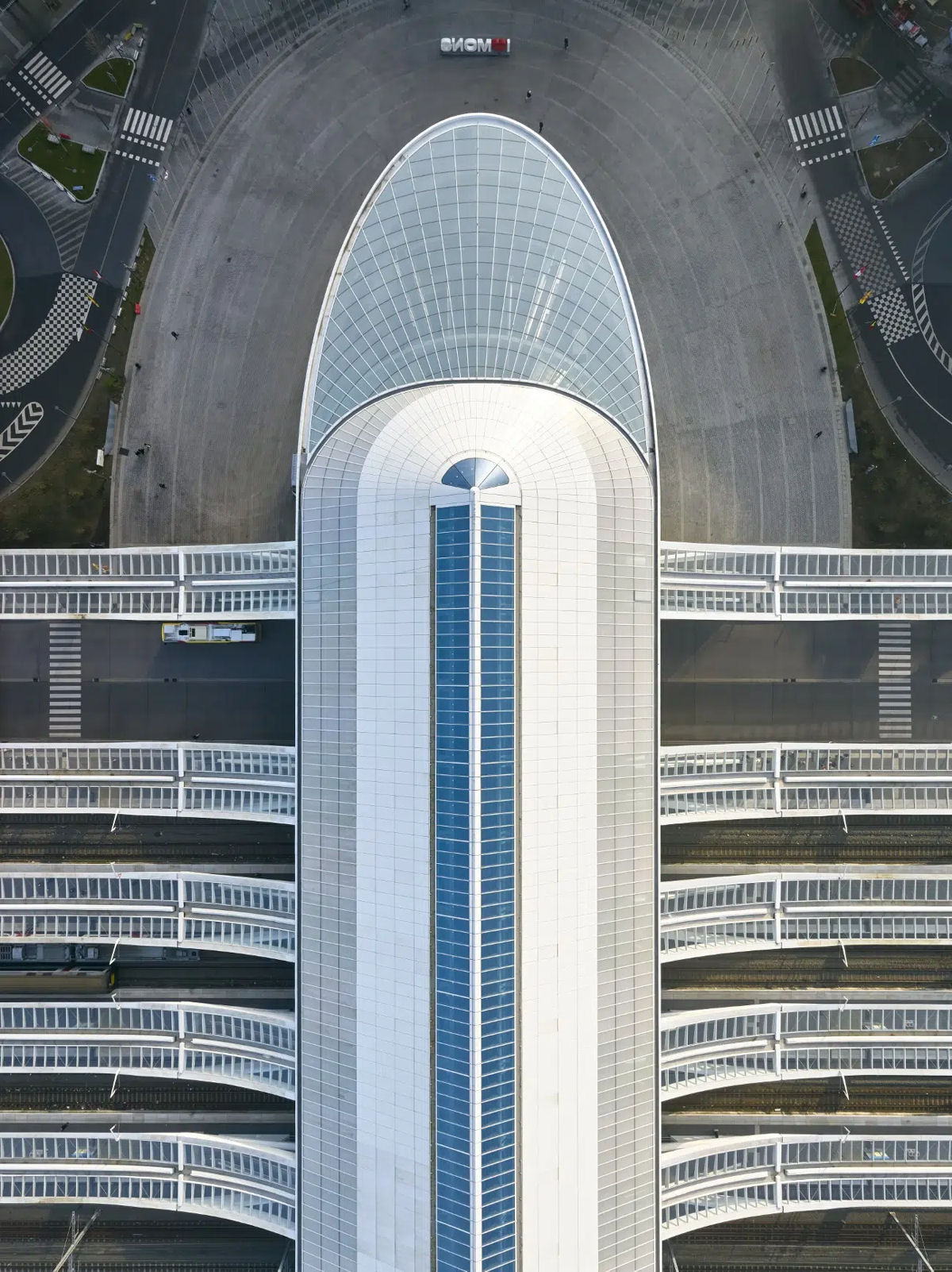 A elegante 'Ponte Monumental' blga  um ponto de encontro para todos os tipos de viajantes