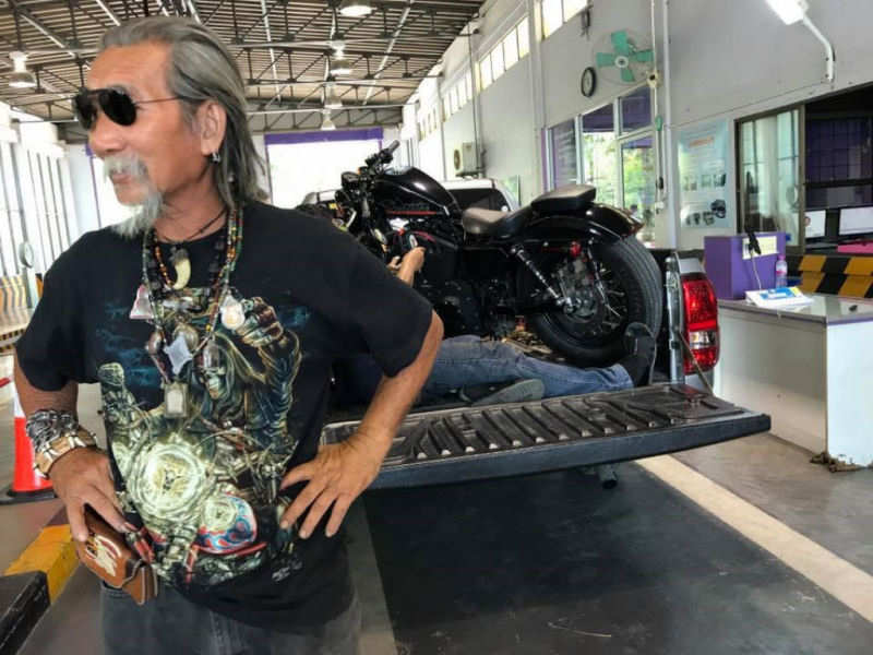 Homem de roupa surrada, ignorada na loja, choca a todos quando compra uma Harley  vista 08