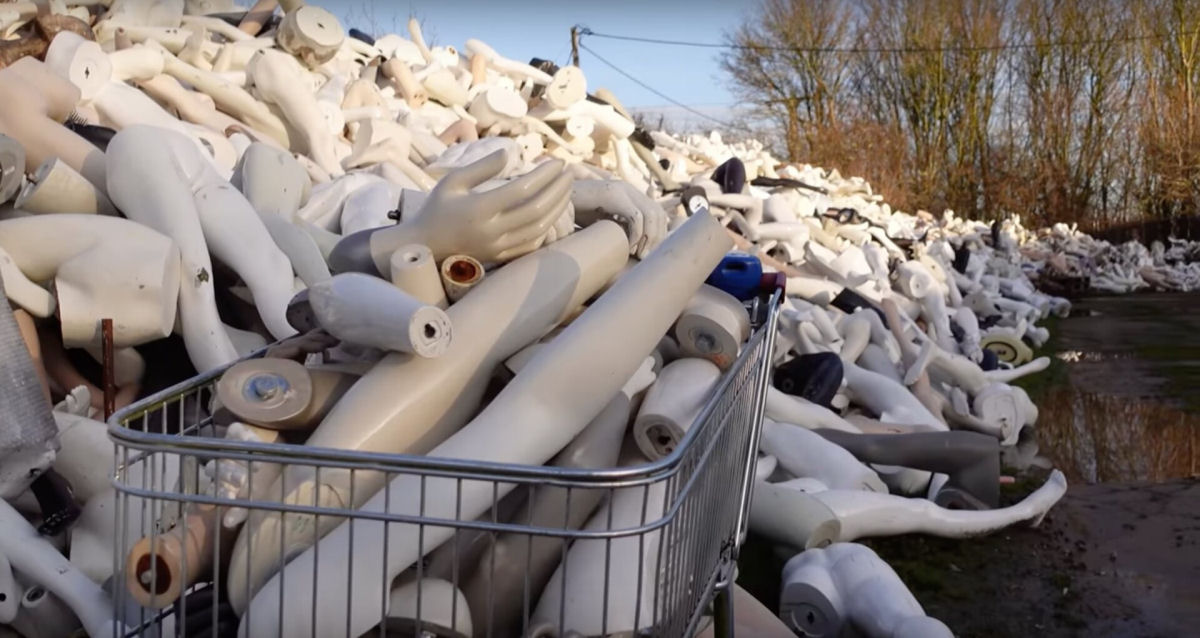 Passeie por uma montanha de 25.000 manequins em uma visão surpreendente do consumismo e de lixo