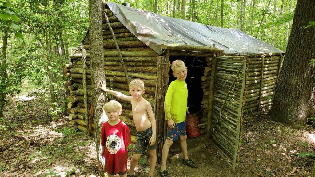 Pai passa o ano acampando e construindo 'abrigo de sobrevivncia' com filhos pequenos