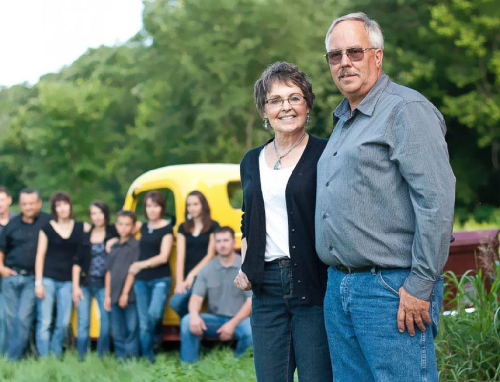 Homem plantou mais de 100 hectares de girassóis para homenagear esposa que morreu de câncer 05