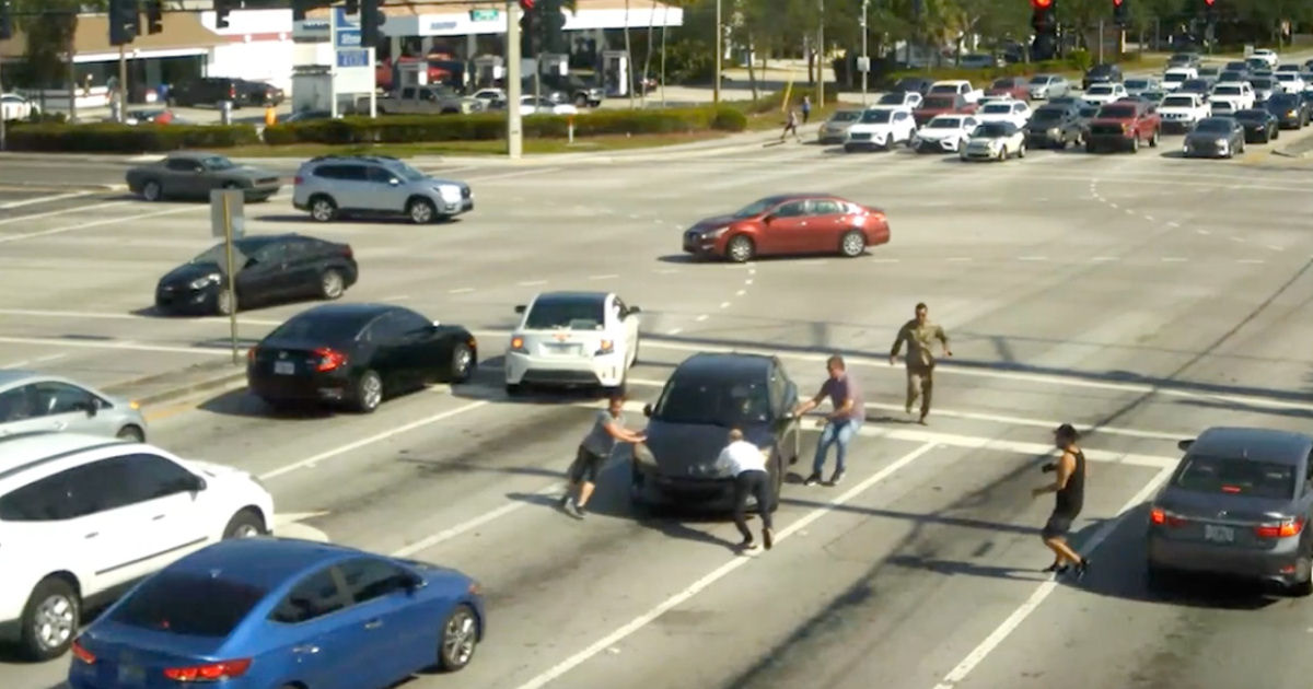 Bons samaritanos impedem o carro de colidir após a motorista desmaiar no volante