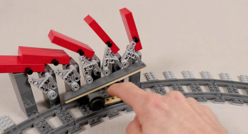 Youtuber criou um anel de domin infinito de Lego