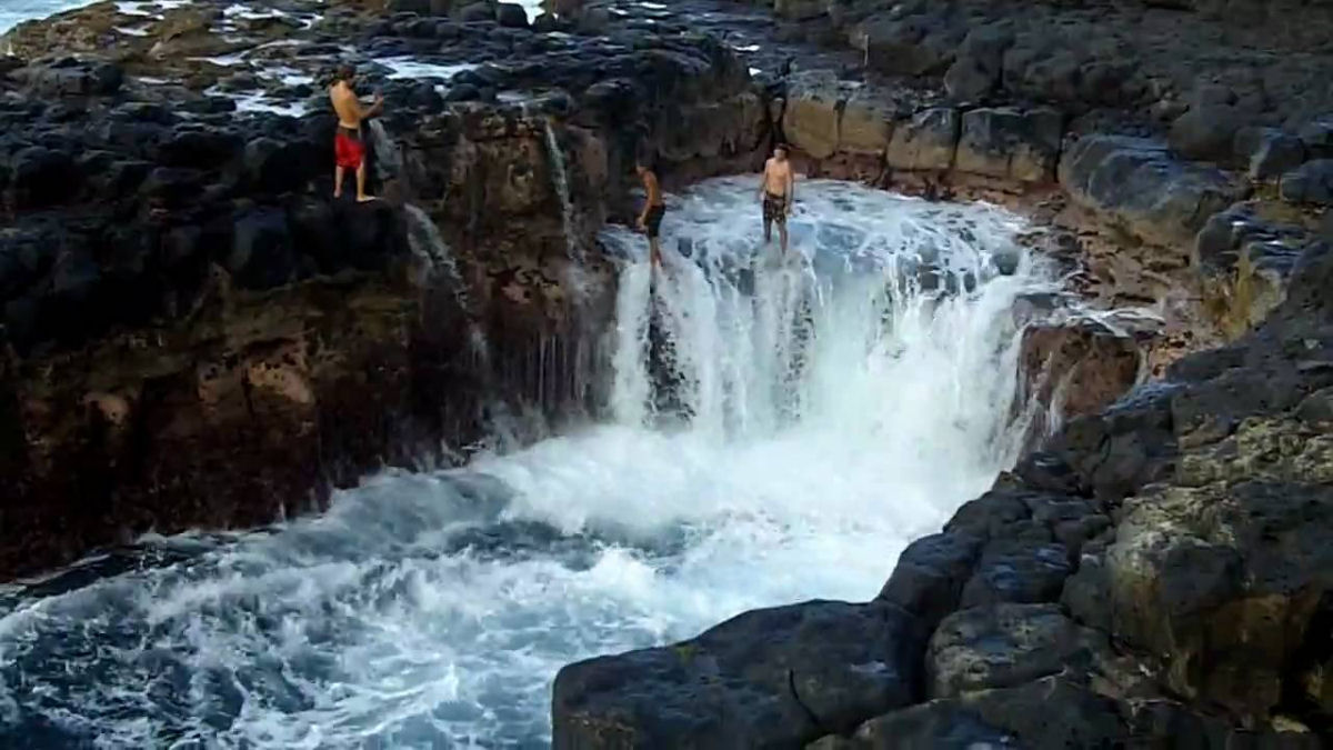 Esta piscina natural  possivelmente o lugar mais perigoso de Kauai