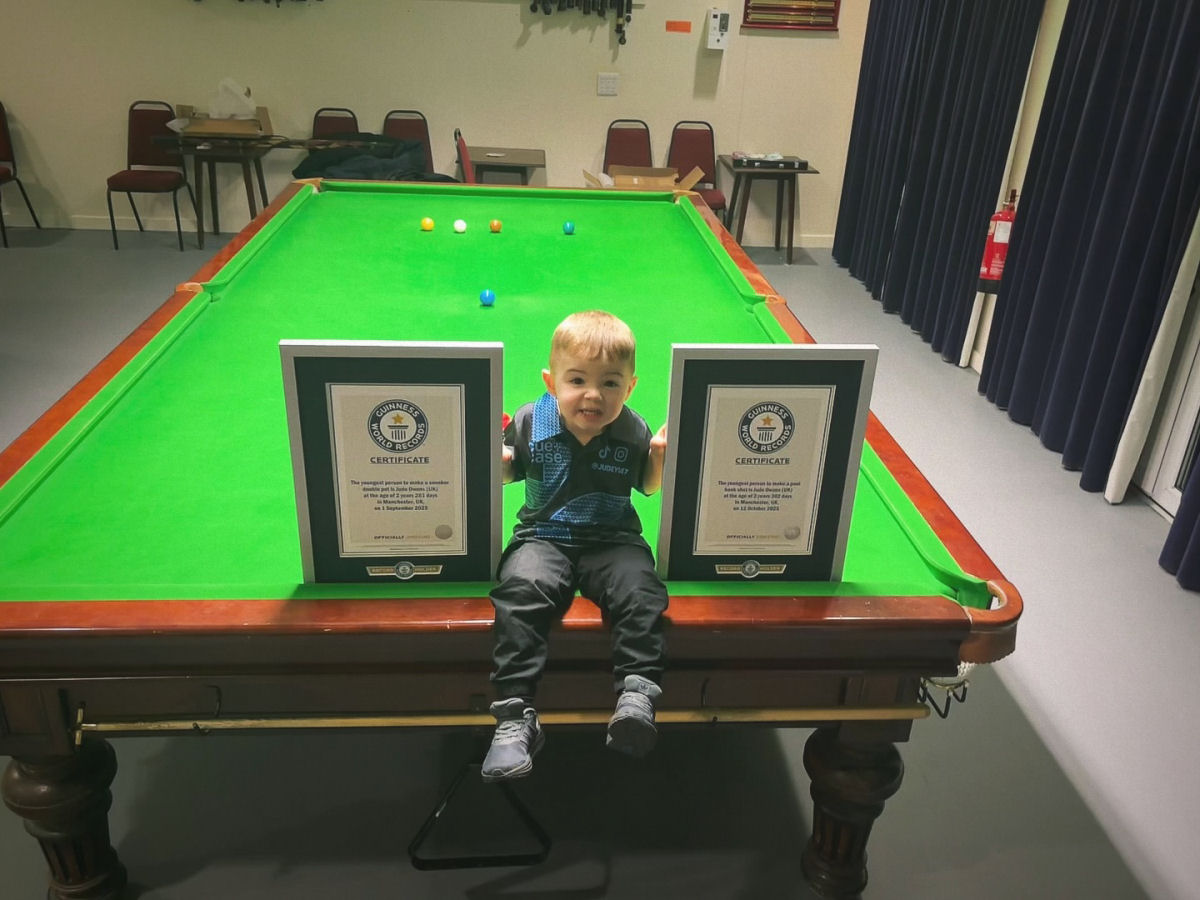 Prodígio de dois anos estabelece recorde como a pessoa mais jovem a realizar tacadas de efeito na mesa de bilhar