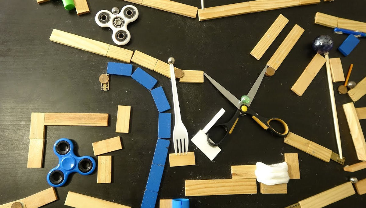 Engenhoso jogo inspirado nas máquinas de Rube Goldberg que mantém uma bolinha de em jogo o tempo todo