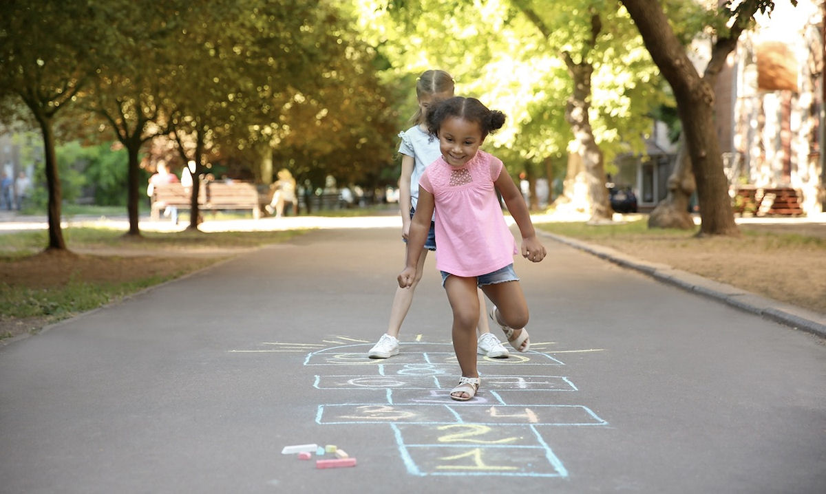 O que acontece se voc� desenhar uma amarelinha na cal�ada?