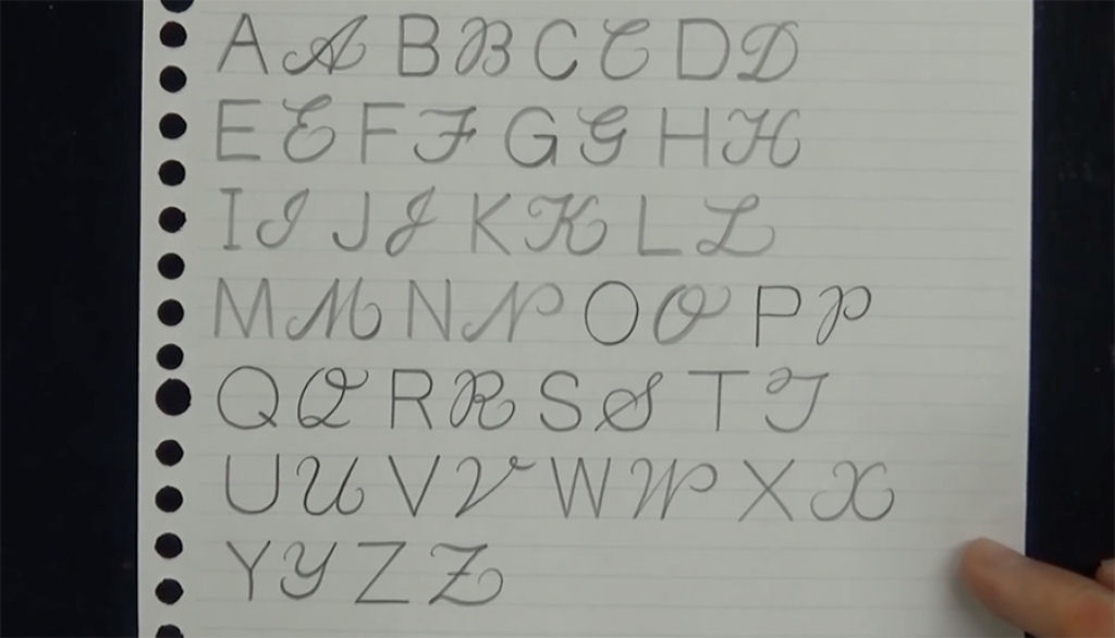 Letras maiúsculas impressas e cursivas, bem escritas à mão