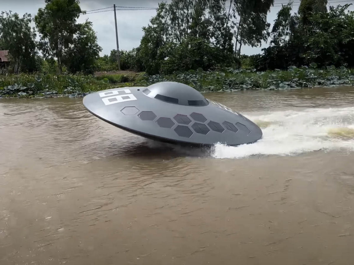 Vietnamita constri barco a jato em formato de OVNI do zero e o dirige em um rio