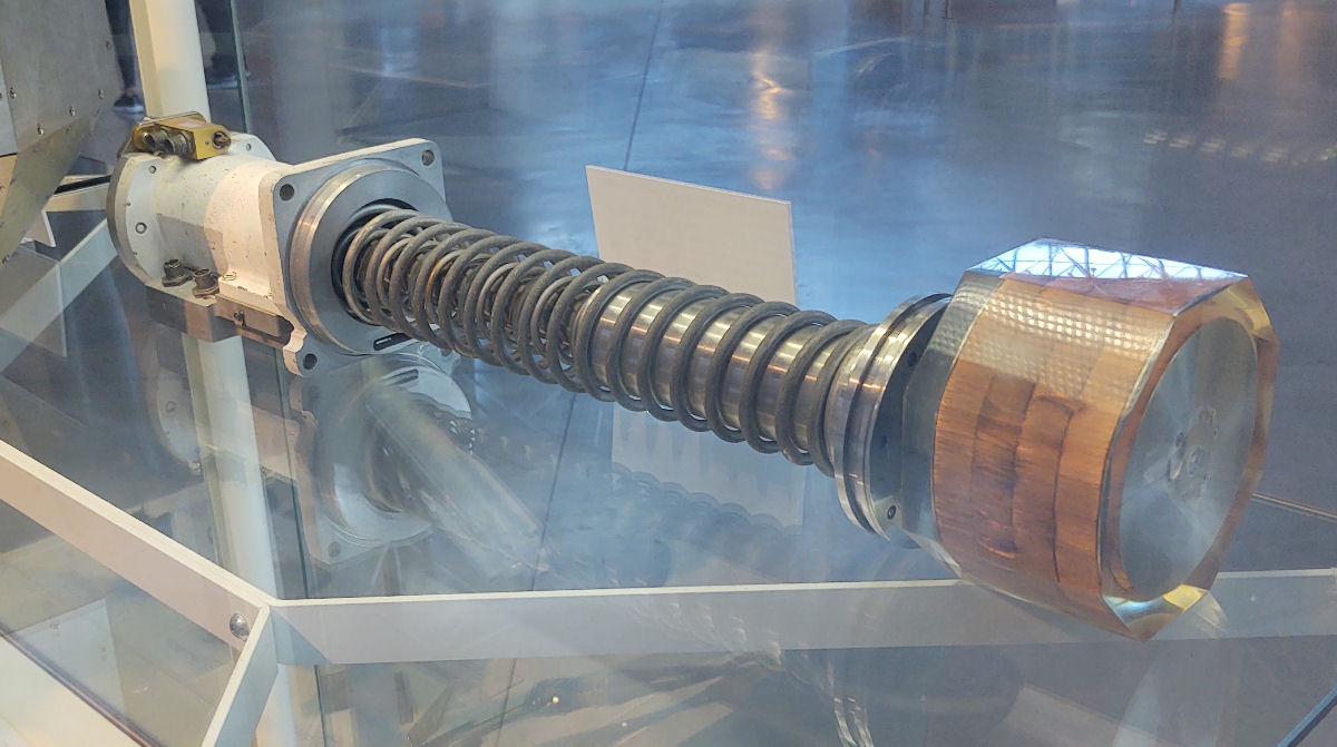 Em 1961, os militares dos EUA tentaram criar uma ionosfera artificial e um anel ao redor da Terra