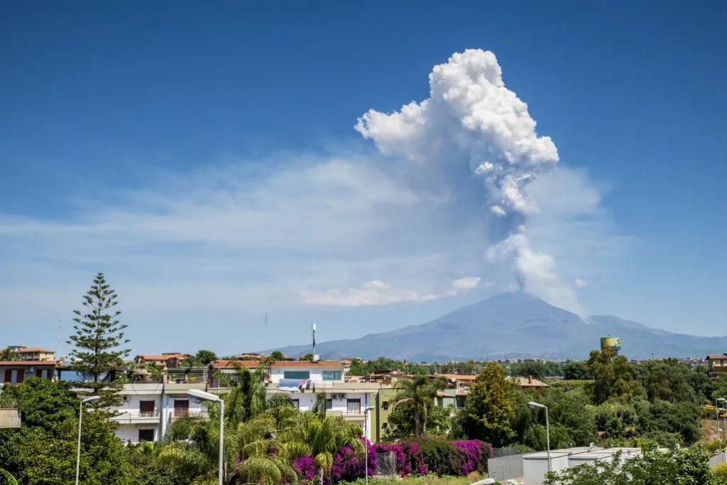 A espetacular erupo do Monte Etna na segunda-feira marca a atividade mais intensa do vulco em anos