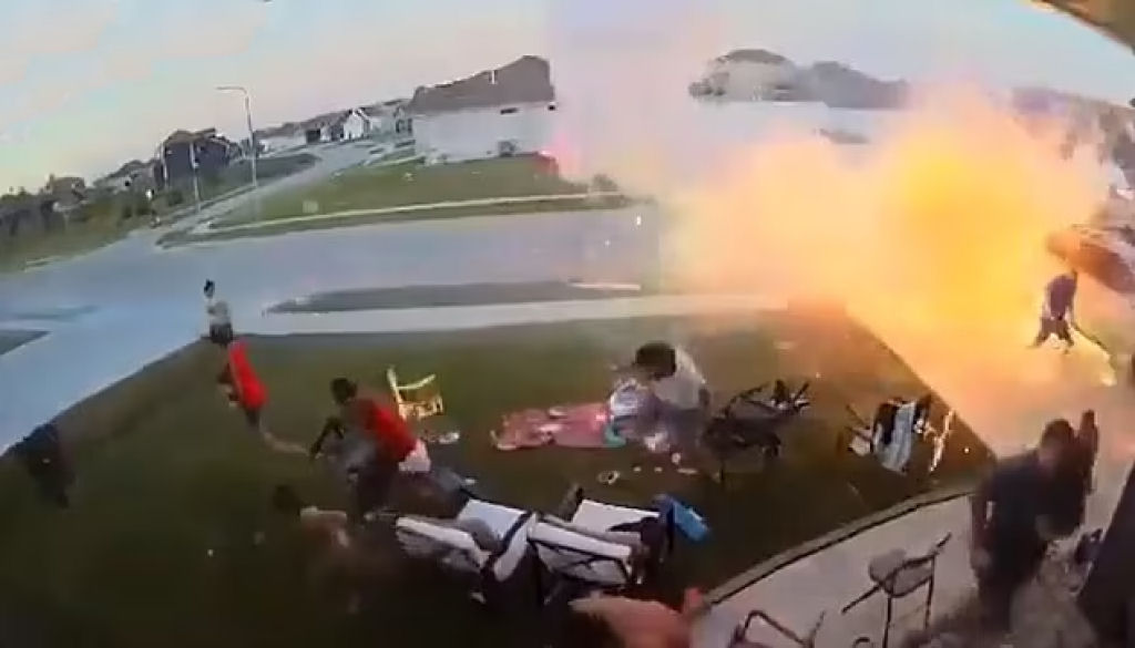 Família foge de acidente com fogos de artifício mais insano que você já viu