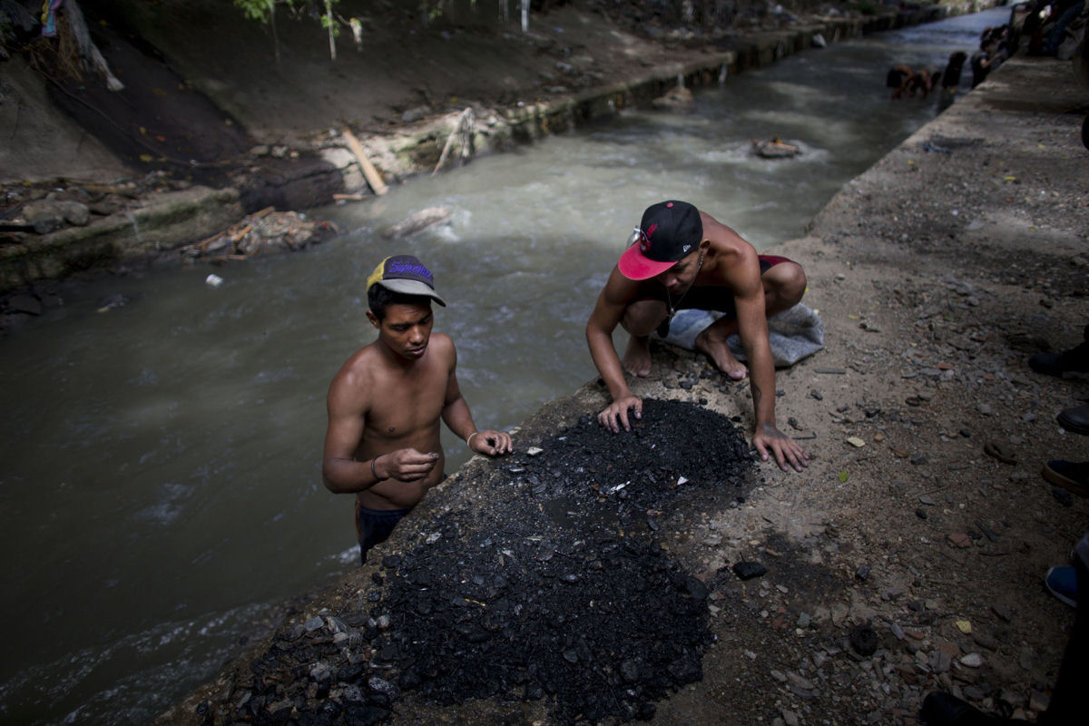 O drama dos jovens venezuelanos que garimpam sucata em um rio poludo para revend-la e poder comer 06