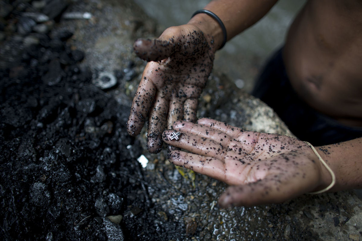 O drama dos jovens venezuelanos que garimpam sucata em um rio poludo para revend-la e poder comer 09