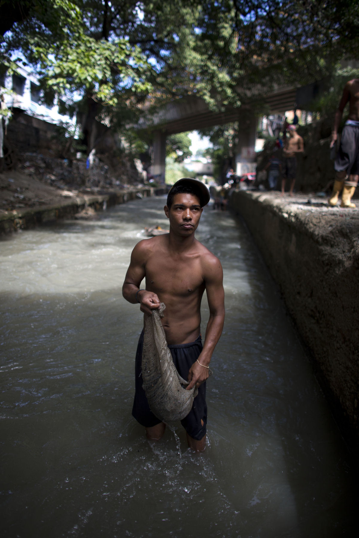 O drama dos jovens venezuelanos que garimpam sucata em um rio poludo para revend-la e poder comer 10