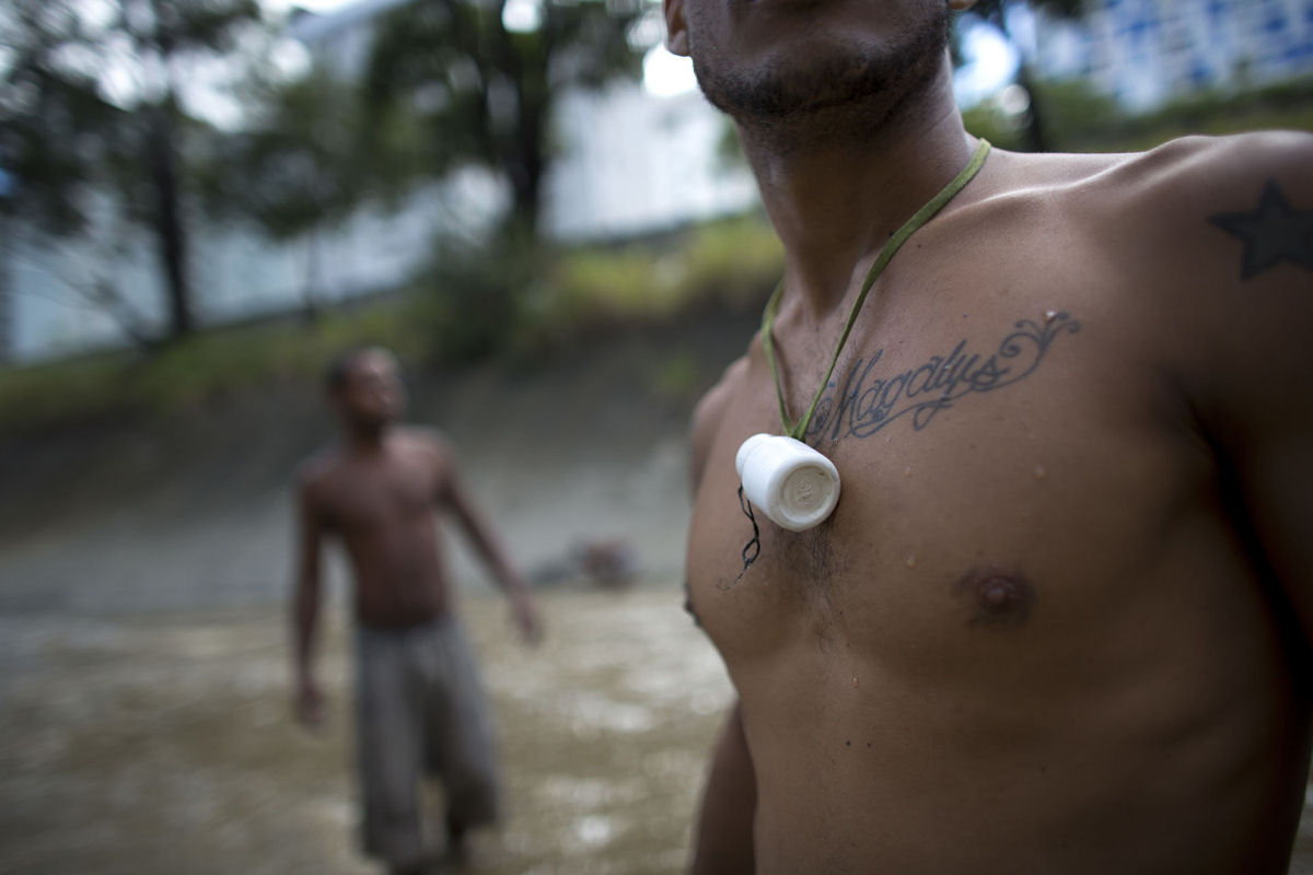 O drama dos jovens venezuelanos que garimpam sucata em um rio poludo para revend-la e poder comer 11
