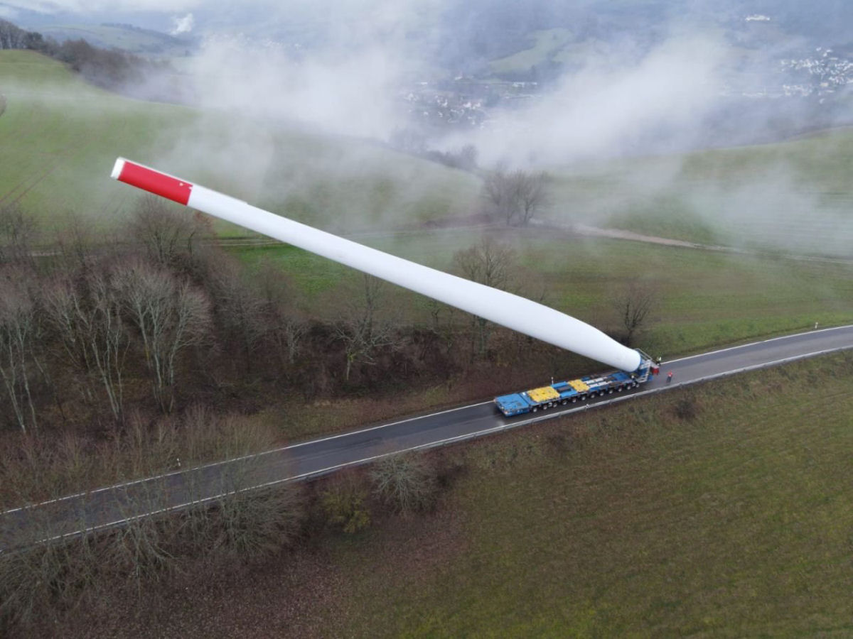 As surpreendentes imagens de um caminhão levando uma enorme hélice de um aerogerador
