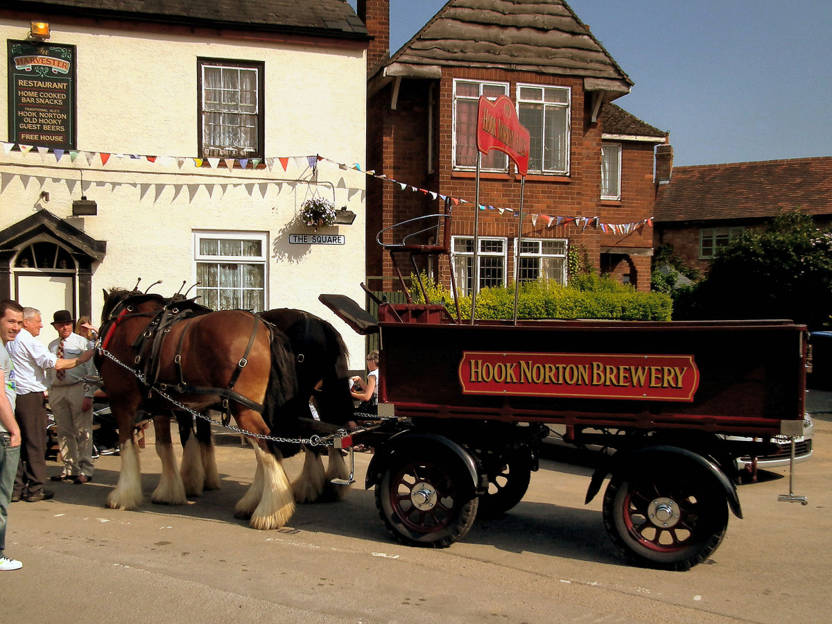 Um tour de 1974 por uma cervejaria tradicional inglesa onde a cerveja  produzida manualmente