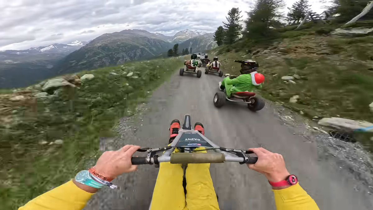 Os alpes austríacos não é bem um lugar que você esperaria ver uma corrida de Mario Kart