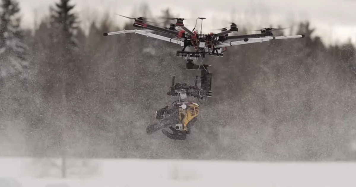 O drone do inferno com motosserra